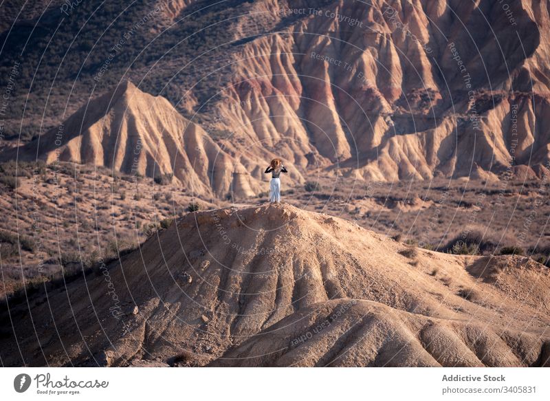 Nicht erkennbare Frau auf trockenem Sandhügel Hügel trocknen Natur bewundern Abenteuer Stein Landschaft reisen bardenas reales navarre Spanien wüst Reise