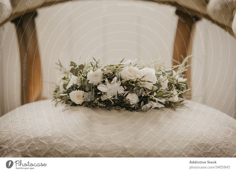 Brautstrauss auf weißem Stuhl Blume Blumenstrauß Hochzeit hochzeitlich elegant weich Komfort feiern Blüte Pflanze Blütezeit Flora Dekor geblümt heimwärts