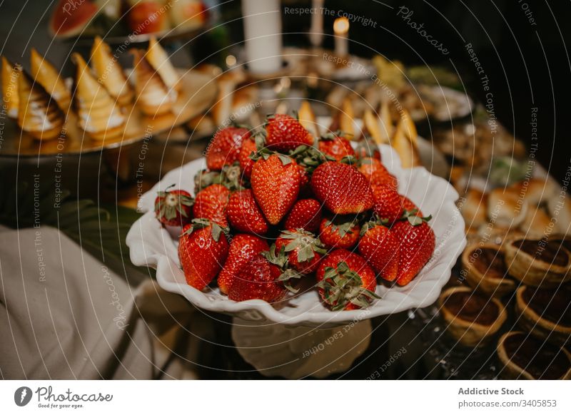 Teller mit Erdbeeren auf Banketttisch Festessen feiern Speise Rezeption Veranstaltung Tisch süß Lebensmittel frisch Dessert Beeren Frucht lecker Hochzeit