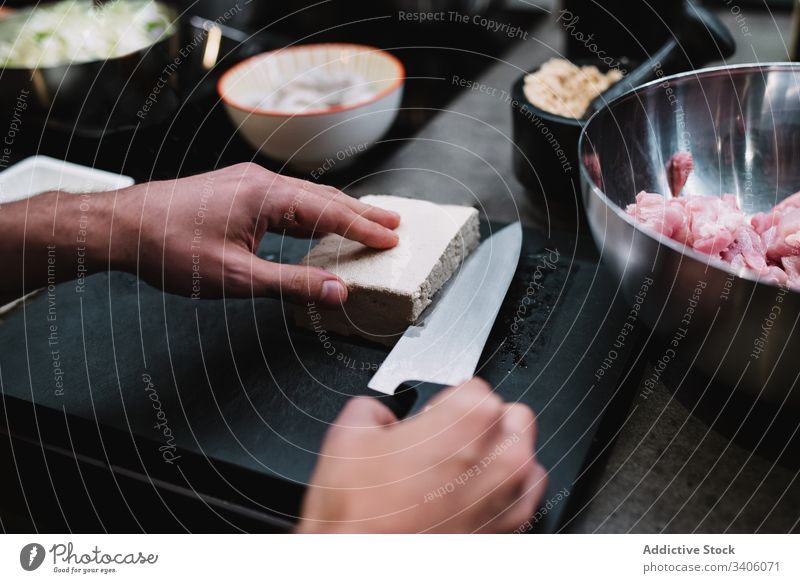 Erntehelfer beim Käseschneiden in der Restaurantküche Person geschnitten Küche Küchenchef Koch Lektion Schalen & Schüsseln Fleisch Lebensmittel Bestandteil Brot