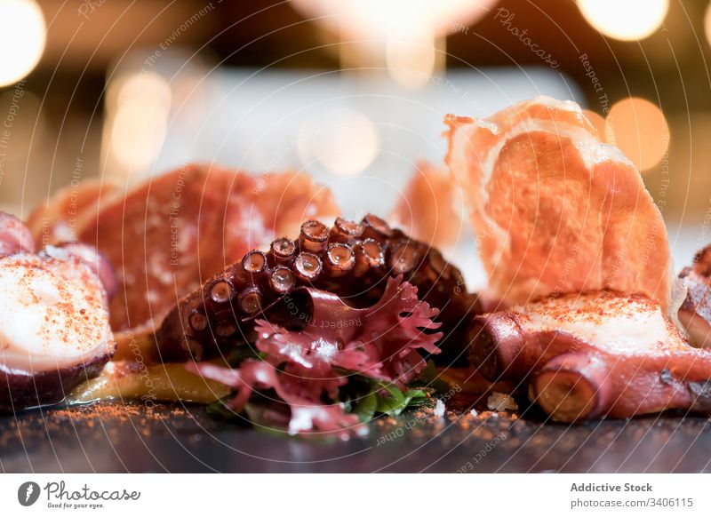 Oktopus-Tentakel im Restaurant serviert Octopus Meeresfrüchte Speise Gewürz ausgefallen Exquisit Lebensmittel lecker Küche Mahlzeit geschmackvoll frisch