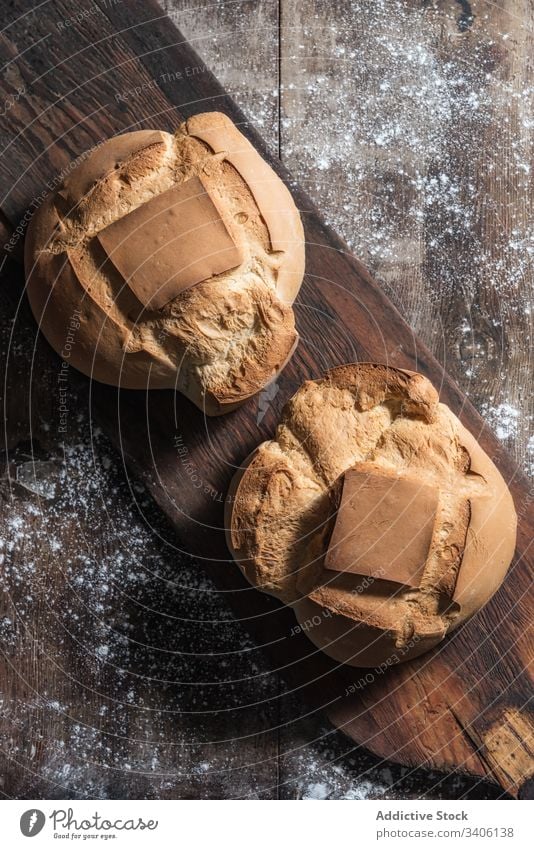 Frisches Brot auf Holzbrettchen Bäckerei frisch Tisch Holzplatte alt rustikal Mehl Lebensmittel gebacken selbstgemacht Gebäck Küche lecker geschmackvoll