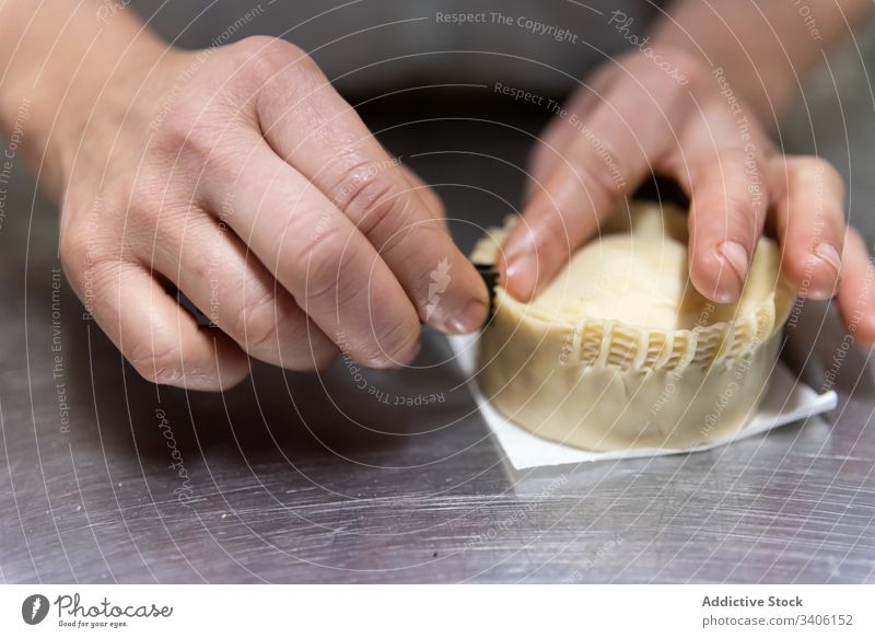 Getreidebäcker bei der Herstellung kleiner Kuchen Bäcker Pasteten Koch Tisch Bäckerei zwicken Kruste Teigwaren Arbeit Küche vorbereiten Lebensmittel frisch