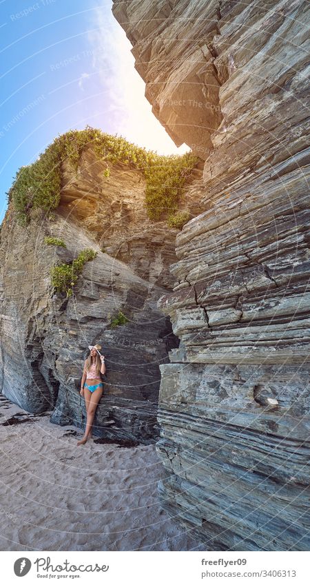 Junge Frau betrachtet eine Höhle aus Felsen in Galicien, Spanien Tourismus wandern Galicia Ribadeo Castros Illas atlantisch Bucht touristisch Kathedralen Klippe