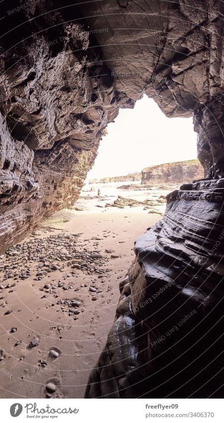 Landschaft eines Strandes mit Felsklippen in Galicien aus dem Inneren einer Höhle Tourismus wandern Galicia Spanien Ribadeo Castros Illas Felsen atlantisch