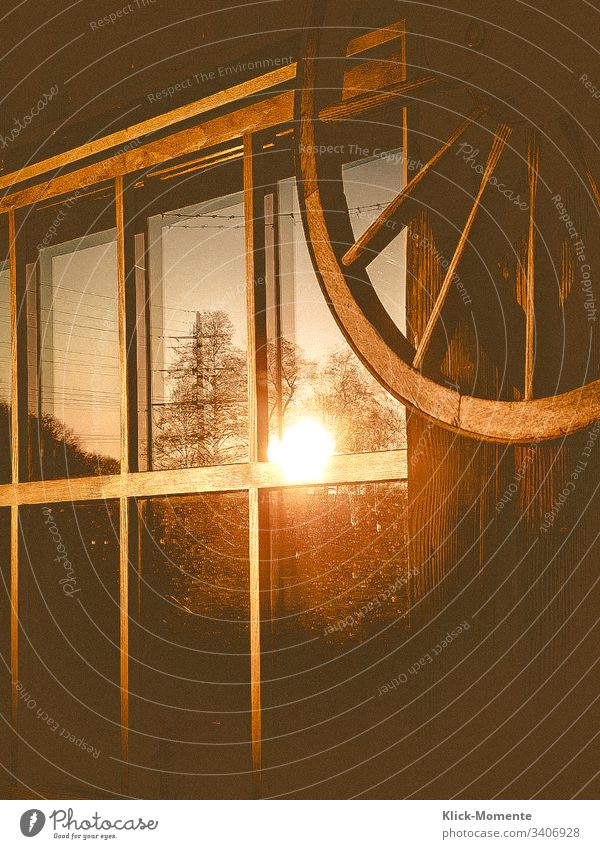 Die letzten Abend Stunden im Fenster eines Holzschuppens. *Abendsonne *Spiegelung *Fensterscheibe *Licht *Romantisch *Holz *Rad *Haus