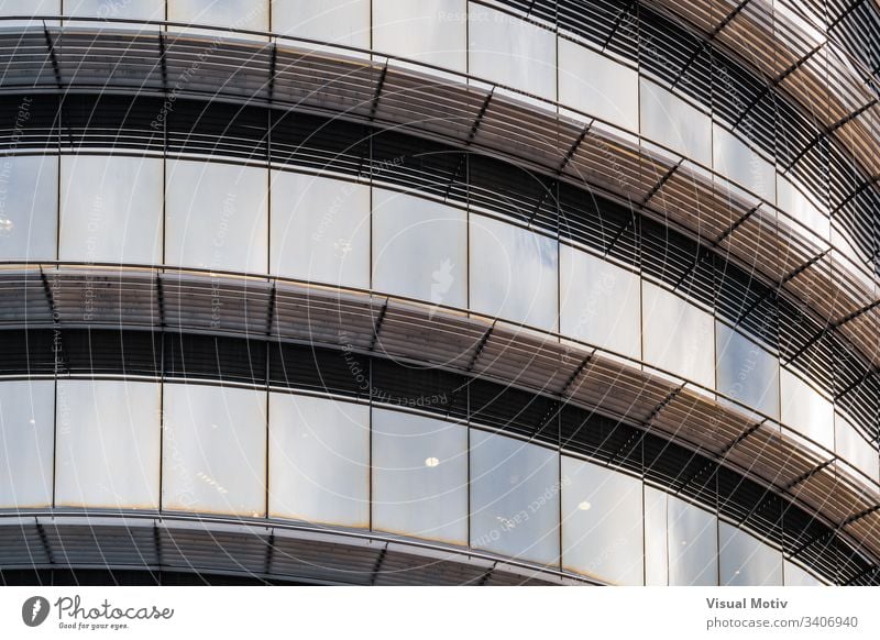 Lichtreflexionen auf dem gebogenen Glas der Fenster eines Bürogebäudes abstrakt abstrakter Hintergrund abstrakte Fotografie Nachmittag architektonisch