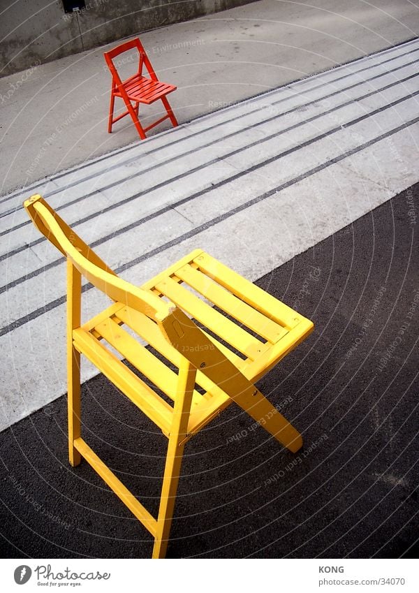 sitzen gelassen ? Stuhl gelb Einsamkeit Asphalt mehrfarbig grell Dinge orange Farbe Treppe