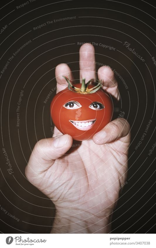 Tomate mit Gesicht in der Hand rot Ernährung Vegetarische Ernährung Vegane Ernährung Augen Mund lächeln Gemüse Gesunde Ernährung Lebensmittel Foodfotografie