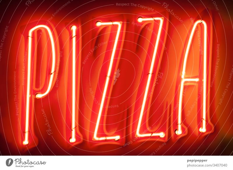 Neonschild PIZZA Pizza Lebensmittel Ernährung Italienische Küche Menschenleer Teigwaren rot neon Fastfood Farbfoto Buchstaben Typo Essen lecker Worte Fingerfood