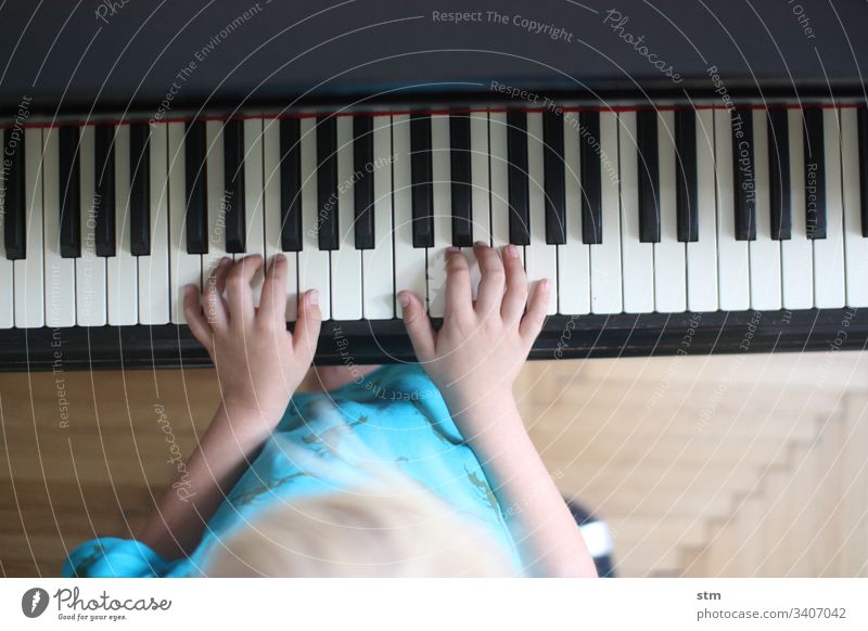 kind übt Klavier Kind Musik Konzentration Klavier spielen Musikinstrument musizieren Tasteninstrumente Musiker Freizeit & Hobby Innenaufnahme Klavierunterricht