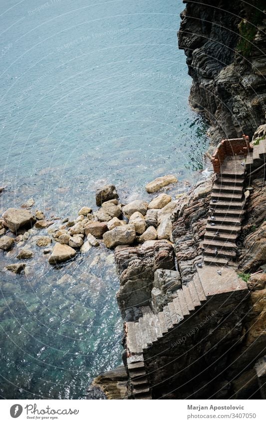 Treppe, die auf einer Felsklippe zum Eingang zum Meer führt adriatisch Hintergrund Bucht Strand schön Vögel blau Klippe Küste Küstenlinie Beton leer Europa