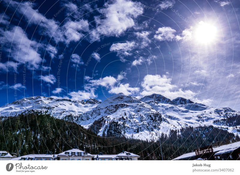 Blick auf die Schweizer Alpen bei St. Moritz bei schönem Himmel Berge u. Gebirge Winter blau Gipfel Schnee Felsen Wolken Eis Landschaft Außenaufnahme