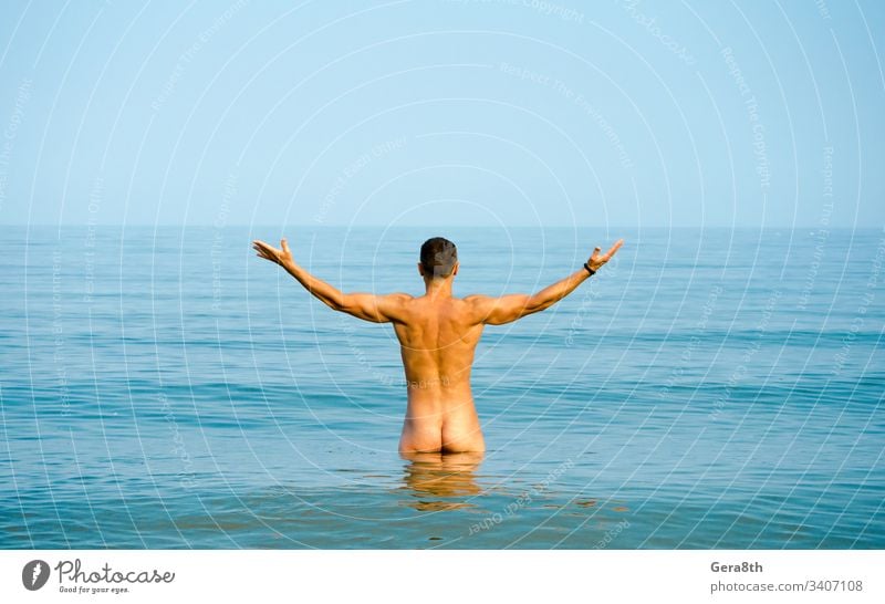 nackter Mann im blauen Wasser sportlich Rücken baden Strand Bodybuilding Verschluss Hintern Gesäß Windstille Küste Horizont Muskel nates Naturismus FKK Meer