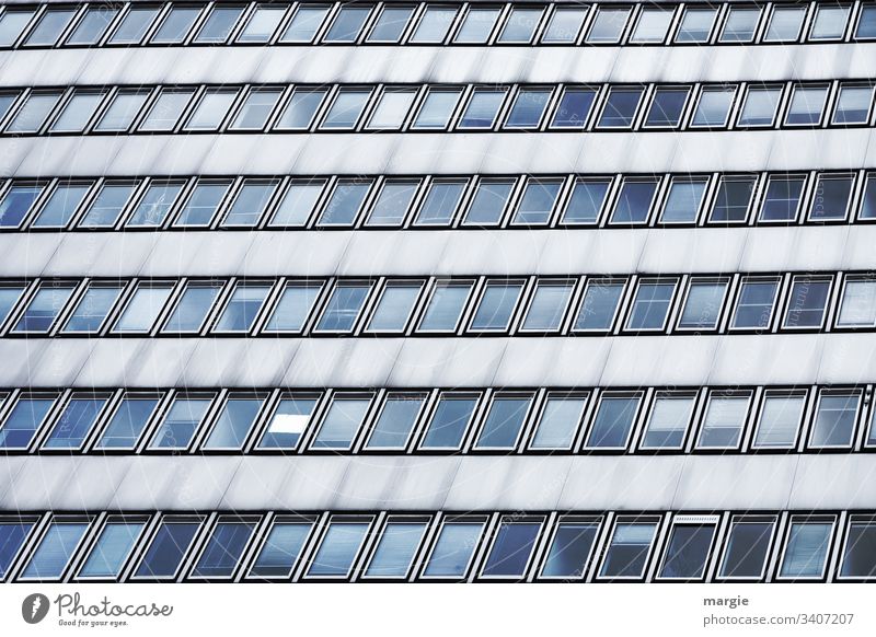 UT Kassel | Fensterfront mit Aushang Gebäude Hochhaus Architektur Zettel Glas Haus Fassade Gesellschaft (Soziologie) Bürogebäude Reihen Fensterrahmen