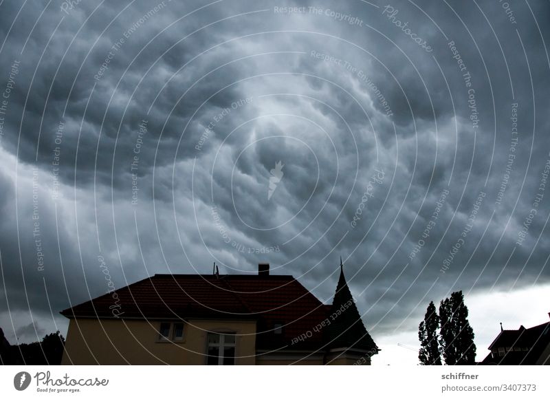 Silhouette eines Hauses vor Sturmwolken Villa Baum schlechtes Wetter Schlechtwetterfront Wolken Wolkendecke Wolkenformation Wolkenhimmel Himmel Unwetter