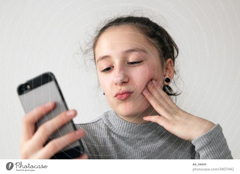 Selfie Mädchen Handy Blick Display Social media Internet Social Media Chatten Medien Telefon SMS Medienpädagogik Jugendliche Pubertät 13-18 Jahre Gesicht Kind