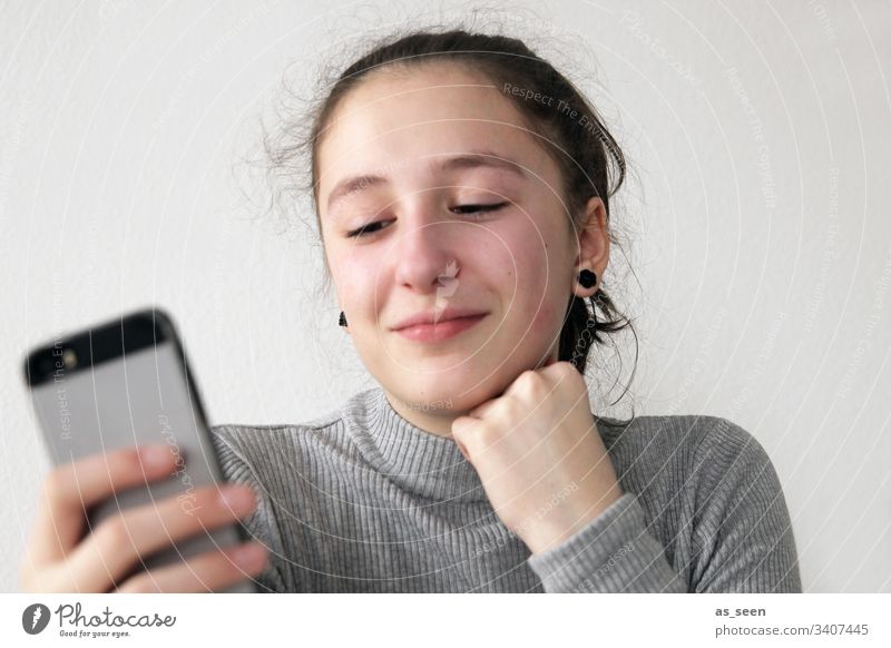 Selfie Mädchen Handy Blick Display Social media Internet Social Media Chatten Medien Telefon SMS Medienpädagogik Jugendliche Pubertät 13-18 Jahre Gesicht Kind