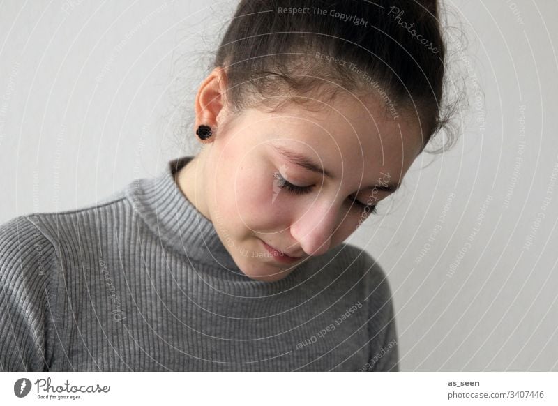 Porträt Mädchen Kind Mensch Farbfoto 1 Blick nach unten Kindheit Jugendliche feminin brünett konzentriert Ohrringe vertieft grau basteln zeichnen malen