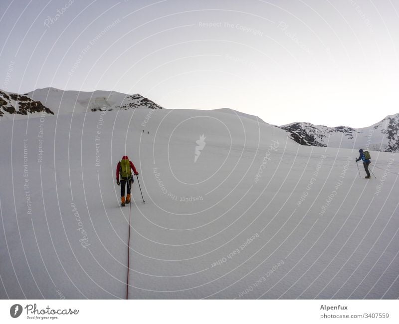 Abstand halten in einer|Seilschaft Mut Schnee Abenteuer Außenaufnahme Farbfoto Berge u. Gebirge Natur Landschaft Panorama (Aussicht) Bergsteiger Bergsteigen
