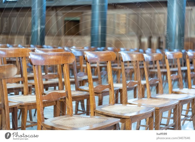 Holzstühle in einer Kirche Stuhl Stühle minimalismus minimalistisch Stuhlreihe Kirchenraum Religion & Glaube Hoffnung Christentum Gotik Gotteshäuser Dom
