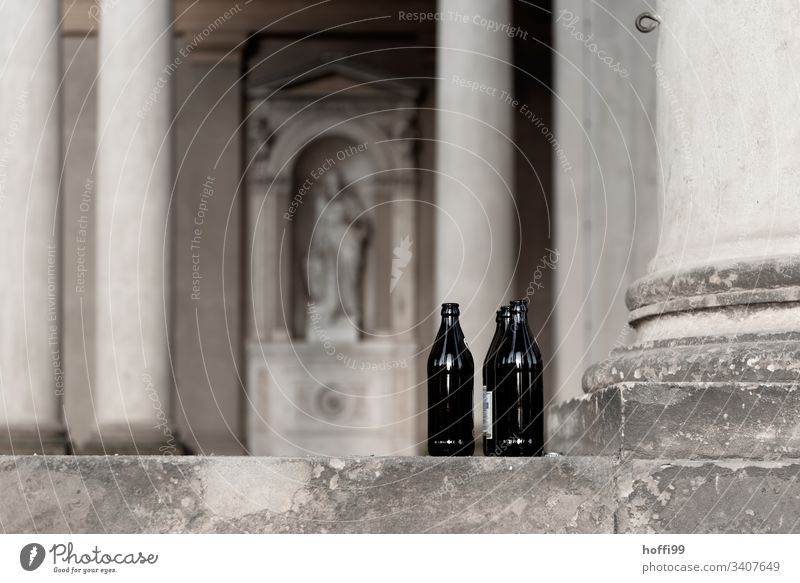 Leere Flaschen in Sanssouci Palace Bierflaschen leer Säule Struk Alkohol trinken Alkoholisiert Rauschmittel Einsamkeit Menschenleer Abhängigkeit Glas