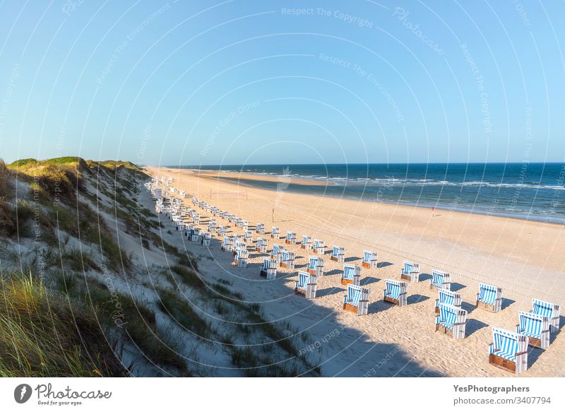 Strandlandschaft an der Nordsee. Berühmter Ferienort im Wattenmeer Deutschland Schleswig-Holstein ausgerichtet blau Stühle Küste Küstenlinie Dunes leer Europa