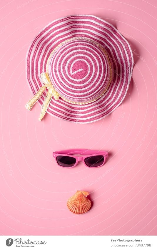 Mädchen-Strand-Accessoires auf rosa Hintergrund. Minimalistische Ansicht von oben obere Ansicht Zubehör Transparente Zusammensetzung Konzept Brille Mode