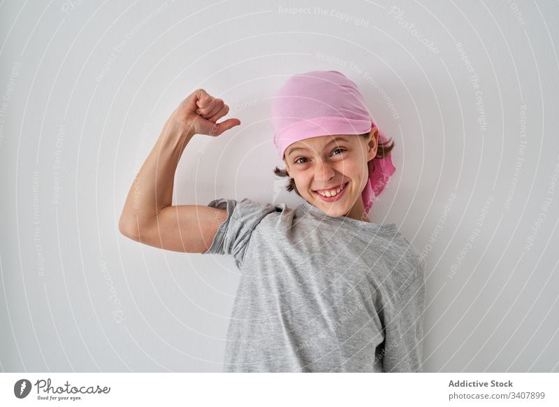 Mutiger kleiner Junge gegen Krebs an der Wand Kind Diagnostik schreien anheben Faust krank Raum männlich kämpfen Stärke Willensstärke geduldig Optimist