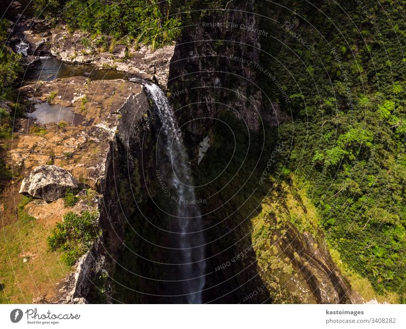 Luftaufnahme-Perspektive eines erstaunlichen 500 Fuß hohen Wasserfalls im tropischen Inseldschungel von Mauritius. Fluss Klippe Dschungel Wald Ansicht Afrika