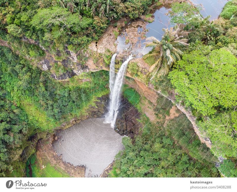 Luftaufnahme-Perspektive des Chamarel-Wasserfalls im tropischen Inseldschungel von Mauritius. Ansicht Afrika fließend Wald grün Dschungel Landschaft