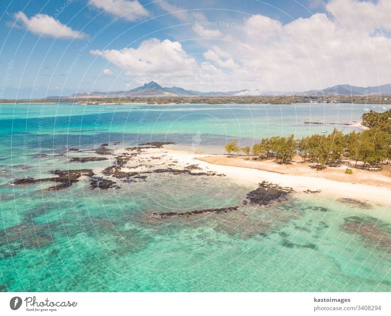 Luftaufnahme eines wunderschönen tropischen Strandes mit türkisfarbenem Meer. Tropisches Urlaubsparadies mit D'eau Douce und Ile aux Cerfs Mauritius