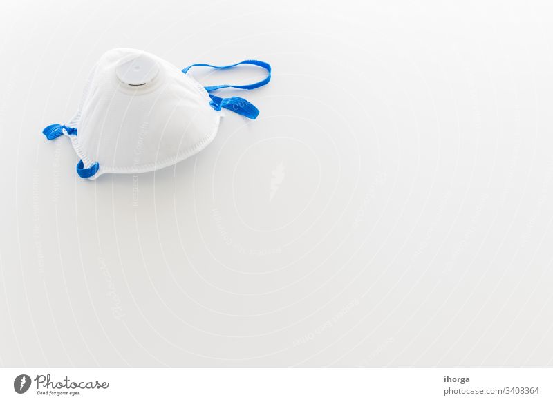 Maske für den Coronavirus-Schutz mit Kopierraum auf weißem Hintergrund 2019-ncov Gefahr Gerät Pflege Vorsicht Klinik ansteckend Verunreinigung copyspace