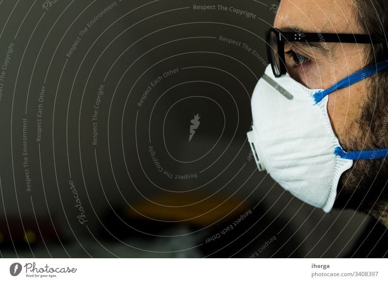 Mann mit Coronavirus-Schutzmaske 2019-ncov Gefahr Gerät Pflege Kaukasier Vorsicht Klinik ansteckend Verunreinigung covid-19 Tod Krankheit Seuche Filter Grippe