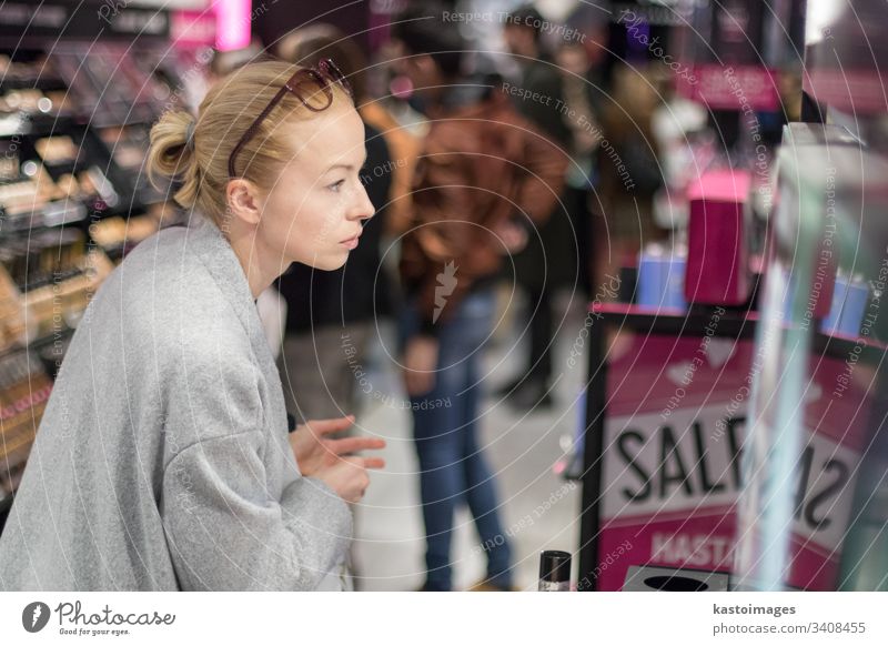 Frauen kaufen und testen Kosmetika in einem Kosmetikgeschäft Schönheit Laden Werkstatt Einzelhandel Mädchen Kunde Verbraucher Kaukasier Glück Menschen Kauf jung