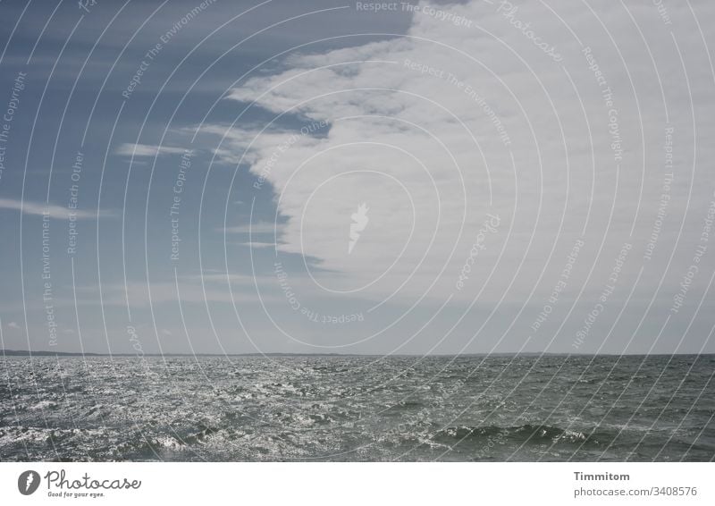 Ein Foto aus Dänemark Wasser Wellen Nordsee Meer glänzend hell Horizont Küste Himmel blau Wolken Wind Natur Menschenleer Ferien & Urlaub & Reisen