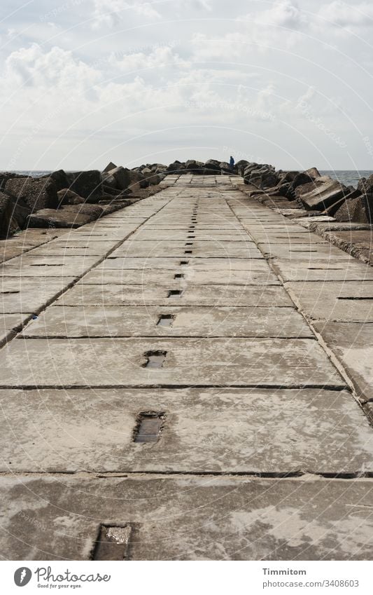 Und noch mal auf die Mole! Beton Steine Rillen Perspektive Mensch Himmel Wolken wasser Nordsee Meer Horizont Ferien & Urlaub & Reisen Dänemark