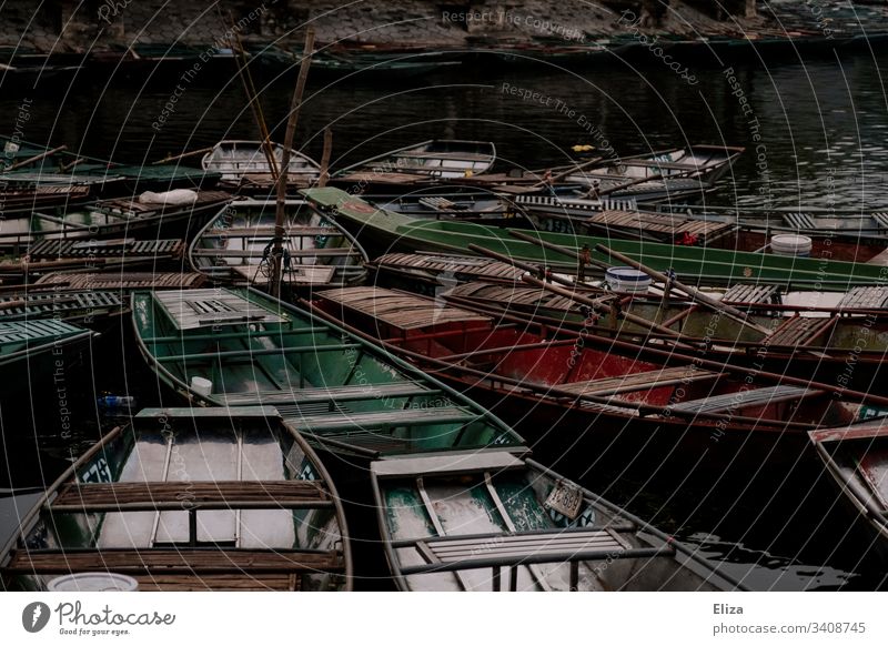 Viele bunte kleine leere Ruderboote dicht aneinander aus Holz auf dem Wasser Boote Asien Außenaufnahme Farbfoto See Ausflug Bootsfahrt Pause