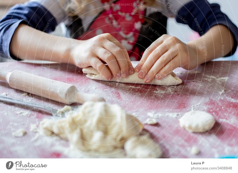 Nahaufnahme der Hände eines kleinen Mädchens, das mit Teig spielt abschließen wenig Spielen Teigwaren backen Essen zubereiten Finger Kind Kleinkind Farbfoto