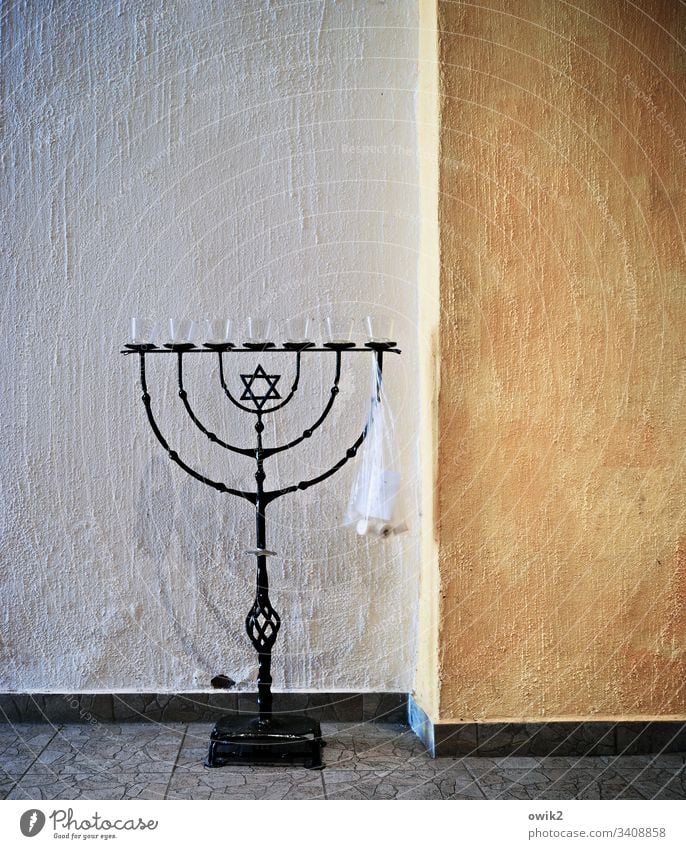 Menorah, zweckentfremdet Leuchter Judentum Symbol Innenaufnahme stehen Metall geschmiedet Kunst Davidstern Mauer Wand Fußboden Menschenleer Religion & Glaube
