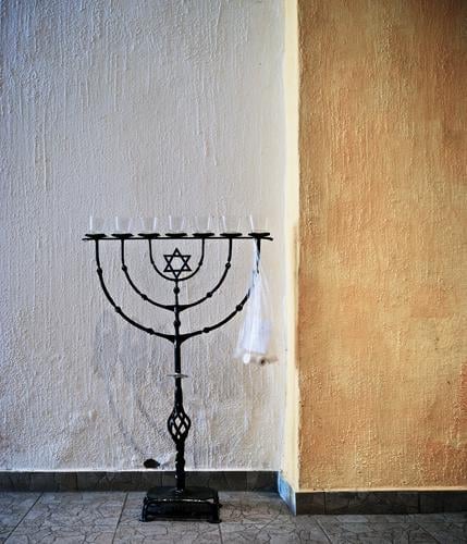 Menorah, zweckentfremdet Leuchter Judentum Symbol Innenaufnahme stehen Metall geschmiedet Kunst Davidstern Mauer Wand Fußboden Menschenleer Religion & Glaube