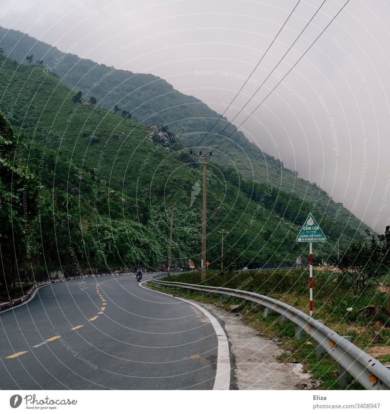 Eine Straße in Vietnam, die zum Wolkenpass hochführt inmitten grüner Berge und Wolken Natur Außenaufnahme Farbfoto Landschaft Ferien & Urlaub & Reisen