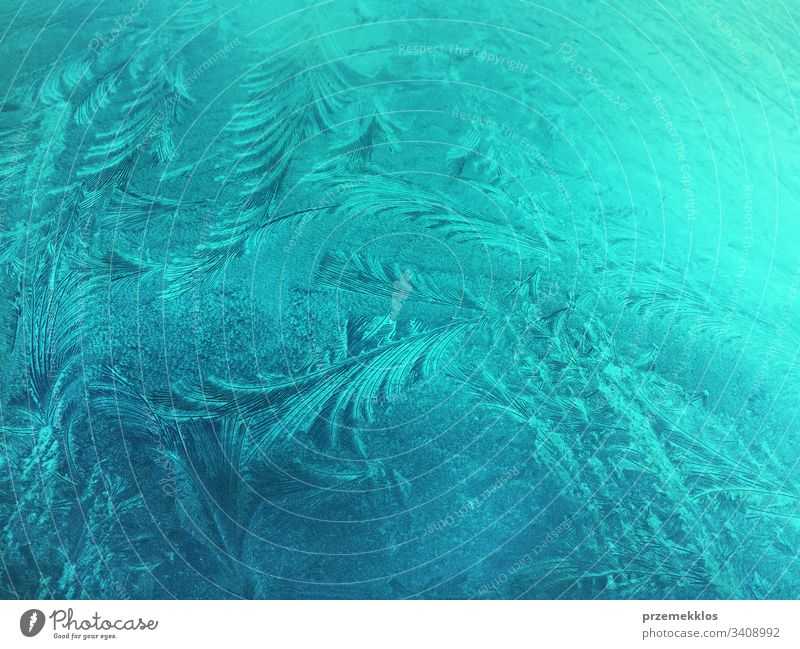 Gefrorenes Glas, Eisblumen, Winterhintergrund, abstrakte Textur Frost gefroren Hintergrund eisig kalt Schnee Schneeflocke Kristalle blau Muster hell frostig