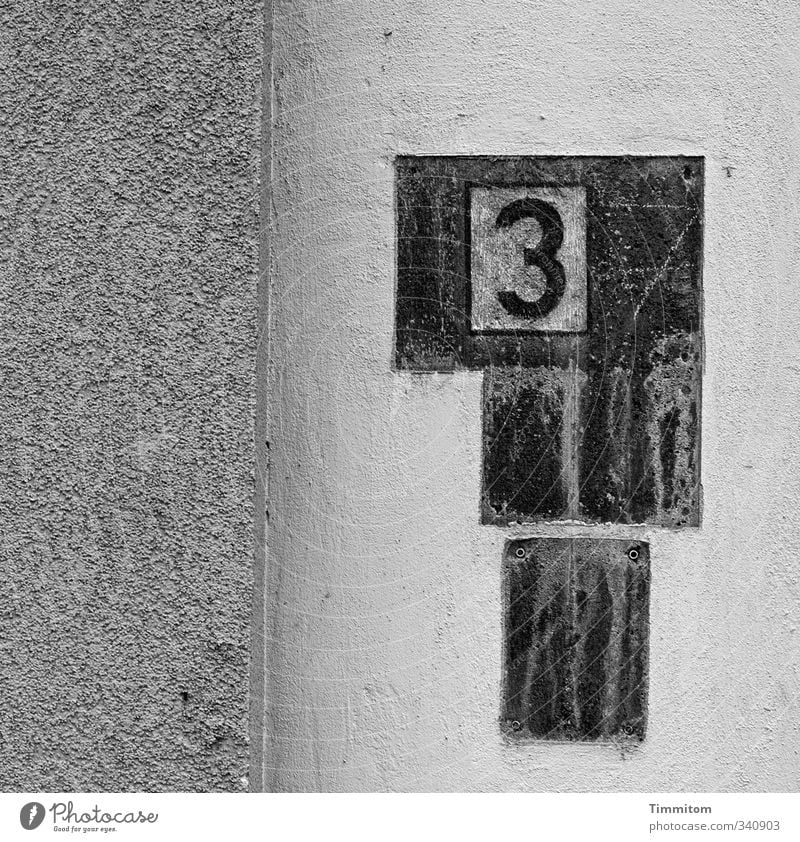Ja, je, nun. Mauer Wand Namensschild Hausnummer Bohrloch Strukturen & Formen 3 Beton Ziffern & Zahlen ästhetisch einfach kaputt grau schwarz Gefühle Irritation