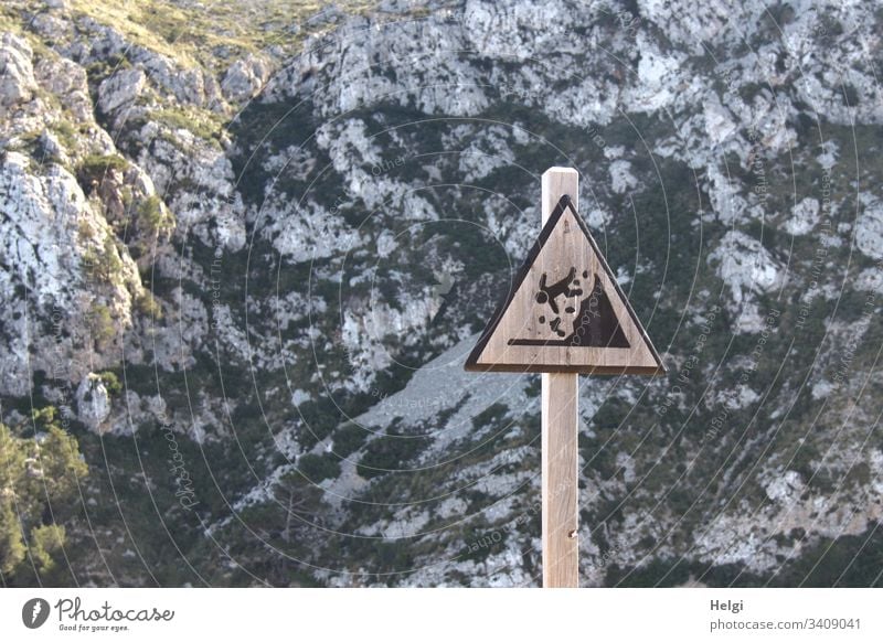 Warnschild Vorsicht Absturzgefahr vor Felsen  im Tramuntana-Gebirge auf Mallorca Achtung Gefahr Hinweisschild Schilder & Markierungen bedrohlich Sicherheit