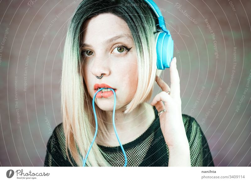 Junge moderne Frau, die Musik hört Technik & Technologie genießen frisch Musik hören Kopfhörer Piercing Headset cool Frische Jugend Hobby Freizeit Zeit Porträt