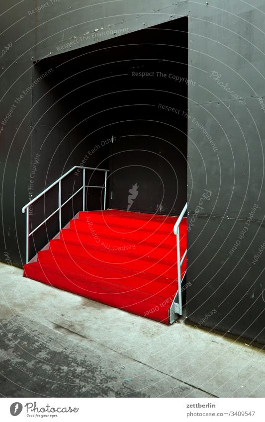 Roter Teppich absatz abstieg abwärts aufstieg aufwärts eingang fenster geländer menschenleer portal roter teppich stufe textfreiraum treppe treppenabsatz