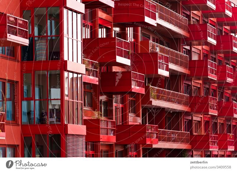 Neubau in Rot außen berlin fassade fenster haus innenstadt kreuzberg lokdepot mauer mehrfamilienhaus menschenleer mietshaus neubau rot textfreiraum wand wohnen