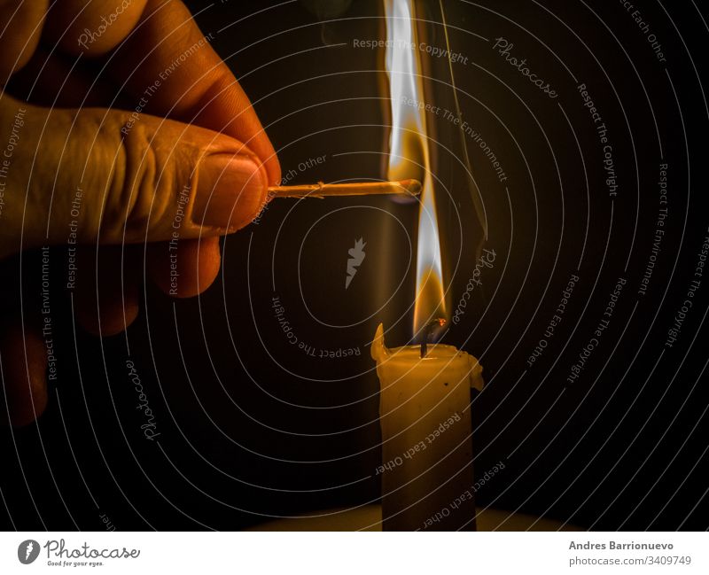 Streichhölzer, die zum Anzünden einer Kerze brennen Streichholz stark Gefahr schön beleuchtet rot heiß Konzept erwärmen blau Flamme Kopf entzündend Brandwunde