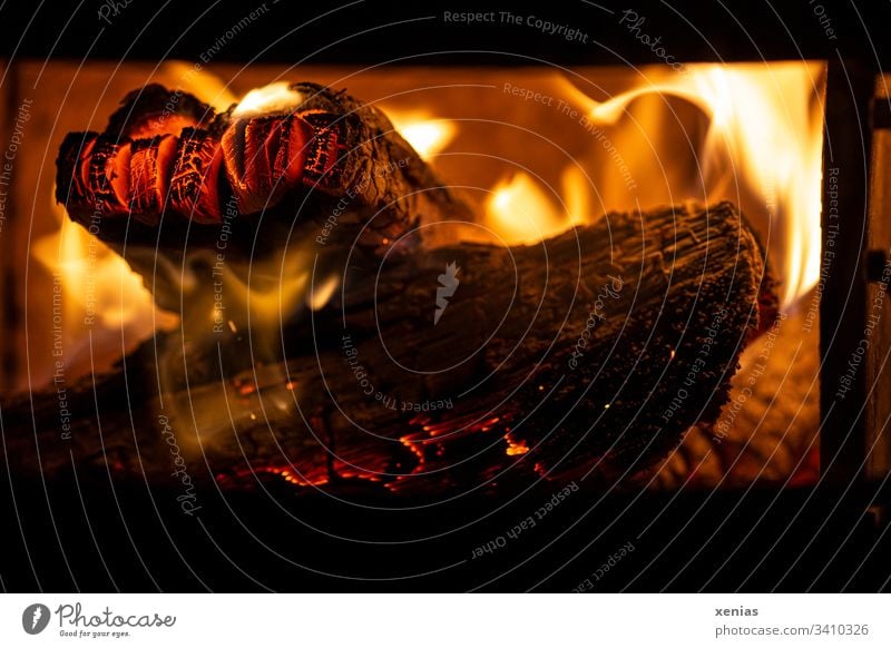 Feuer im Kamin Holzscheit - ein lizenzfreies Stock Foto von Photocase